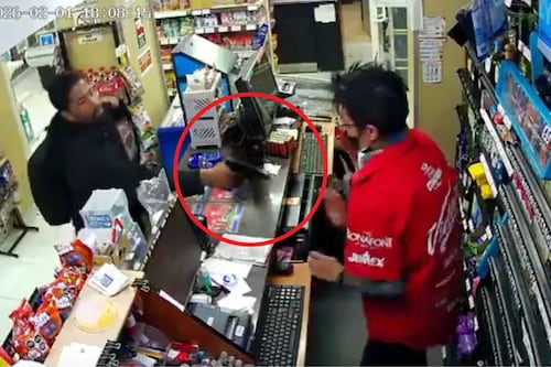 Video: Asaltante corta cartucho y amenaza a cajero por 4 mil pesos en la colonia Juárez