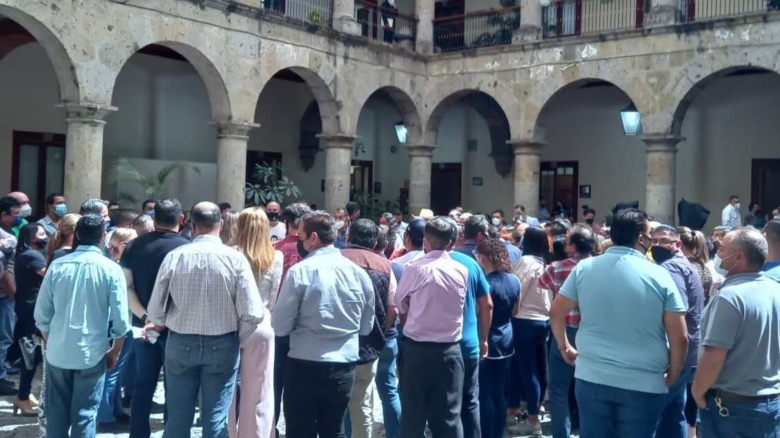 Durante varios minutos los trabajadores impidieron el ingreso de los diputados al salón del pleno.