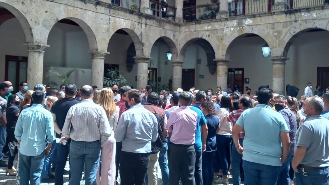 Durante varios minutos los trabajadores impidieron el ingreso de los diputados al salón del pleno.
