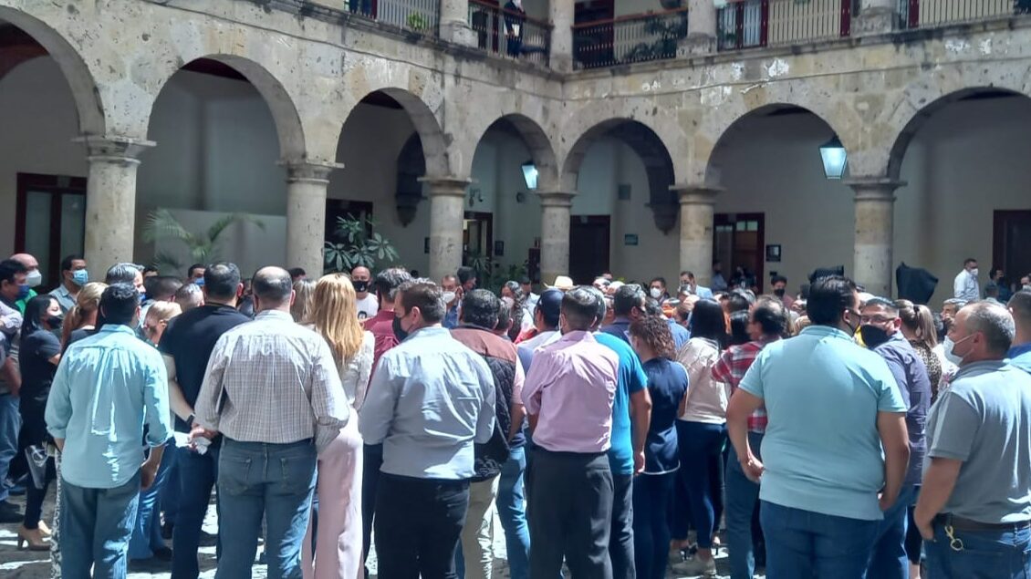 Durante varios minutos los trabajadores impidieron el ingreso de los diputados al salón del pleno.