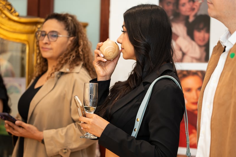 La nueva muestra del Museo del Perfume (MUPE) rinde homenaje a más de un siglo de historia de Avon, revelando cómo sus fragancias han marcado generaciones, empoderado a mujeres y dejado huella en la memoria colectiva