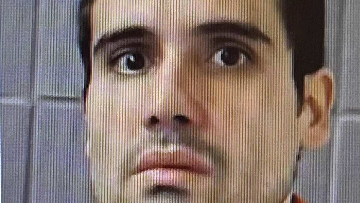 Así lucía momentos antes de la lectura de cargos en su contra. (@LuisKuryaki)