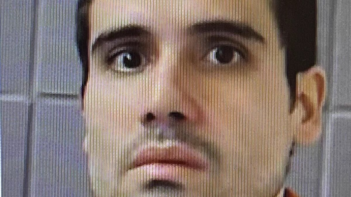 Así lucía momentos antes de la lectura de cargos en su contra. (@LuisKuryaki)