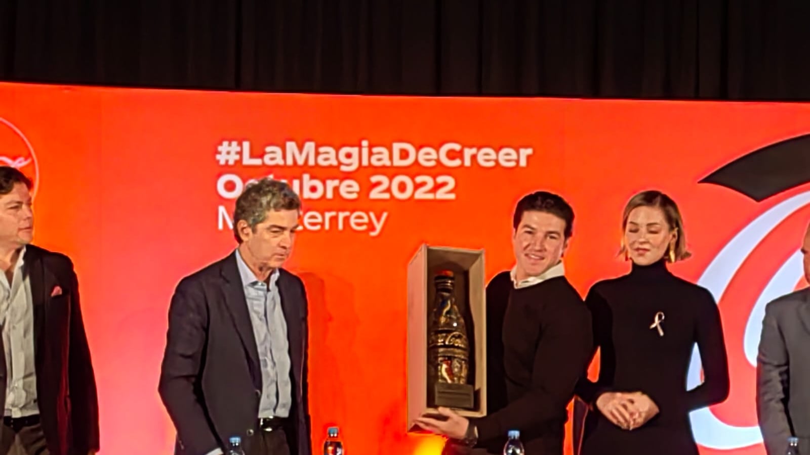 García recibió una réplica de la Copa Qatar 2022.