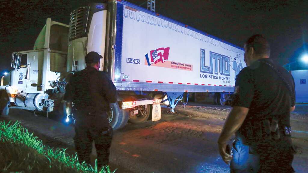 El caos de los tráileres indignó a la sociedad por el trato a más de 300 cuerpos de personas sin identificar que paseaban en un par de tráileres frigoríficos.