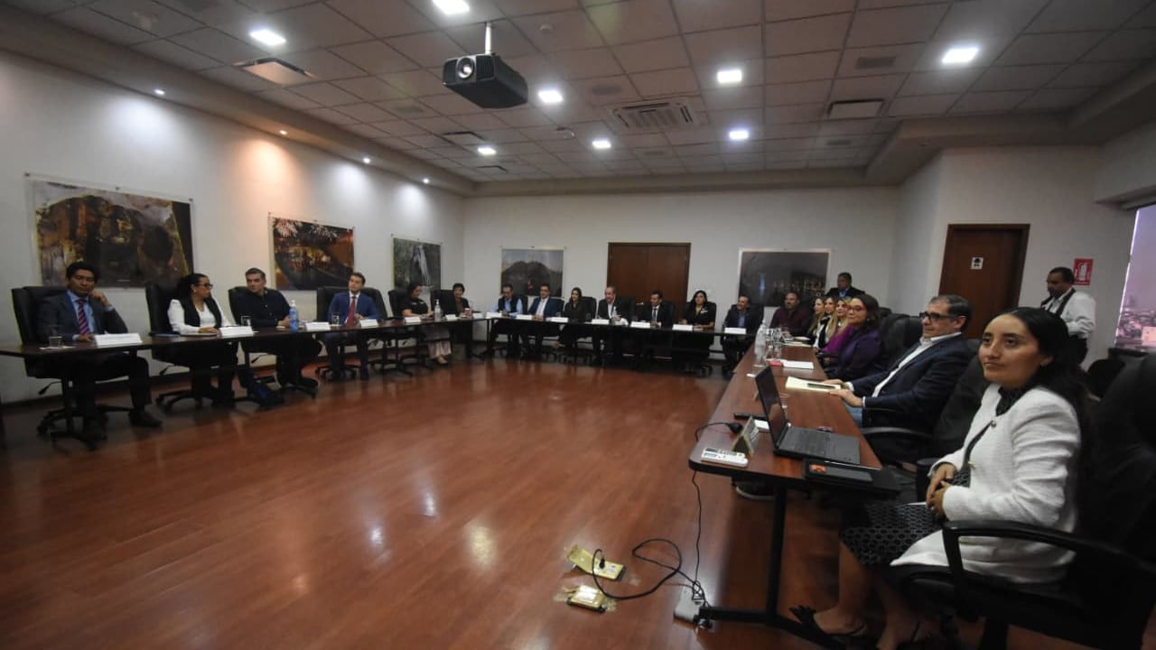 El primer encuentro se realizó en la Tesorería del Estado y fue encabezado por Miguel Ángel Flores, secretario general de Gobierno.