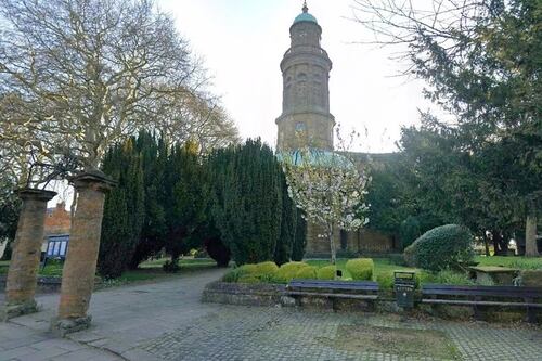 ¡En el cementerio! Grupo ataca sexualmente a mujer frente a iglesia de Santa María