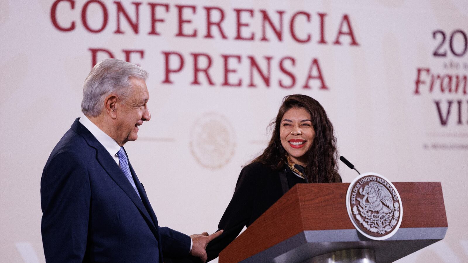 El presidente presentó a una de las 15 integrantes de su Ayudantía.