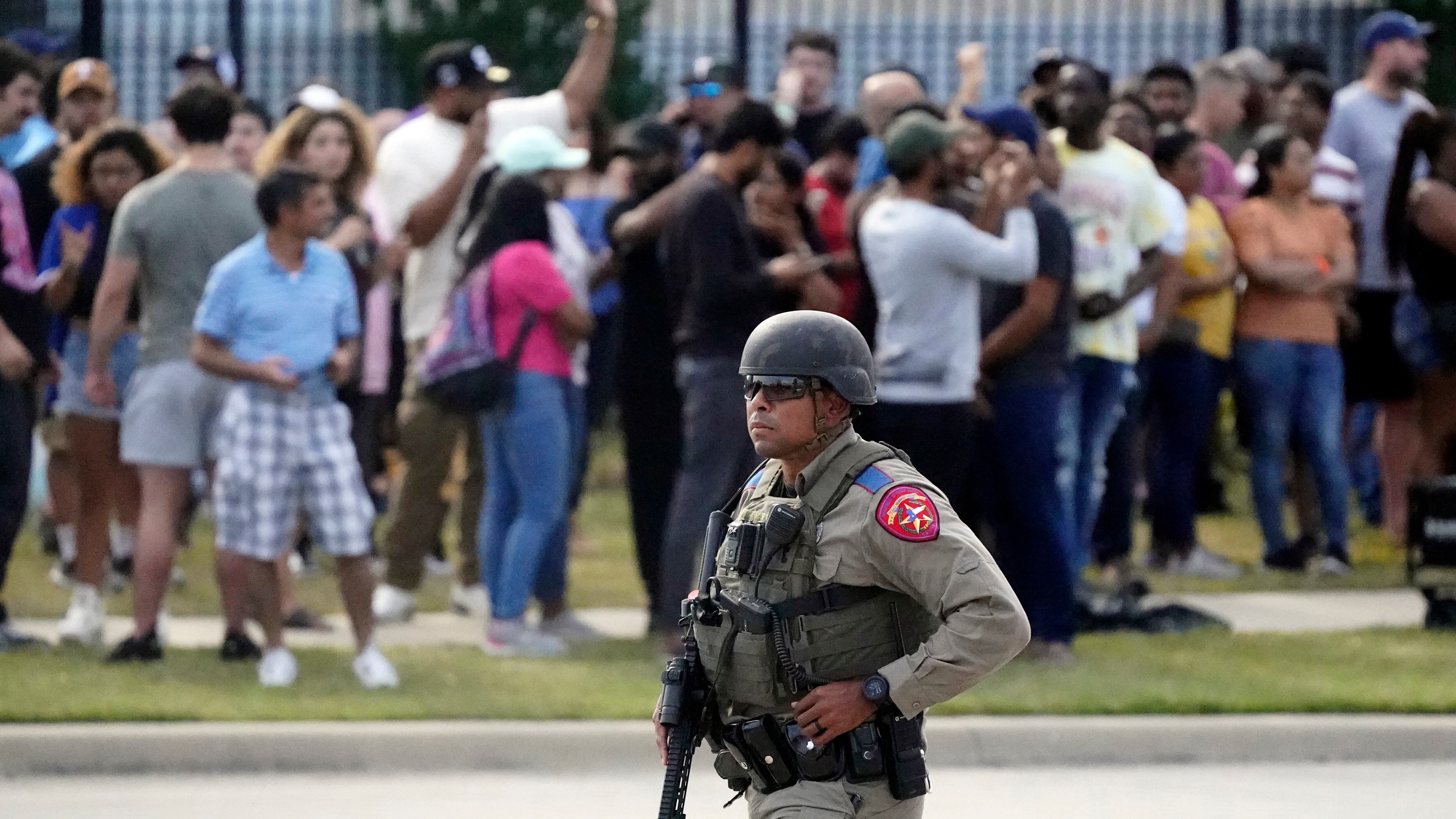 Un agente policial vigila durante el desalojo de clientes y personal de un centro comercial en que se registró un tiroteo, el sábado 6 de mayo de 2023, en Allen, Texas. (AP Foto/LM Otero)