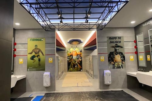 Baños del aeropuerto Felipe Ángeles están decorados con temática de lucha libre