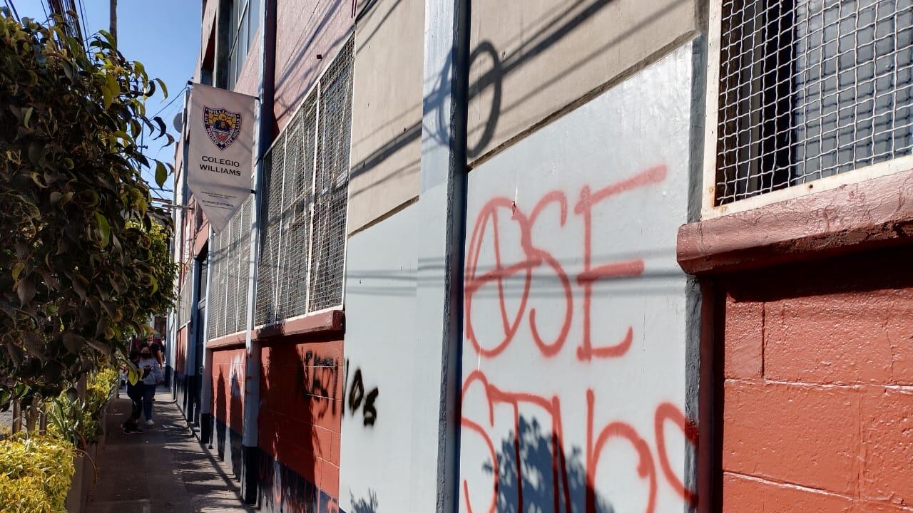 Padres de familia realizaron pintas en el Colegio Williams, plantel San Jerónimo, como protesta por el caso de Abner Leonardo. Foto: Nicolás Corte / Publimetro.