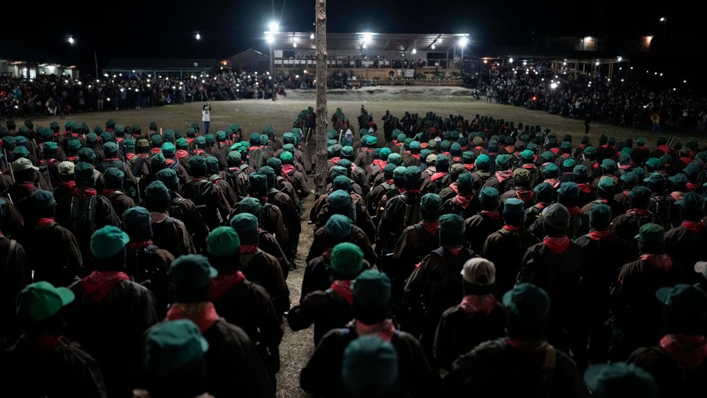 Integrantes del Ejército Zapatista de Liberación Nacional (EZLN) conmemoran el 30mo aniversario de su aparición pública y alzamiento, en Dolores Hidalgo, Chiapas, México, el domingo 31 de diciembre de 2023. (AP Foto/Eduardo Verdugo)