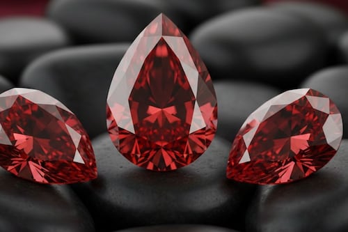 El origen de los tres diamantes rojos