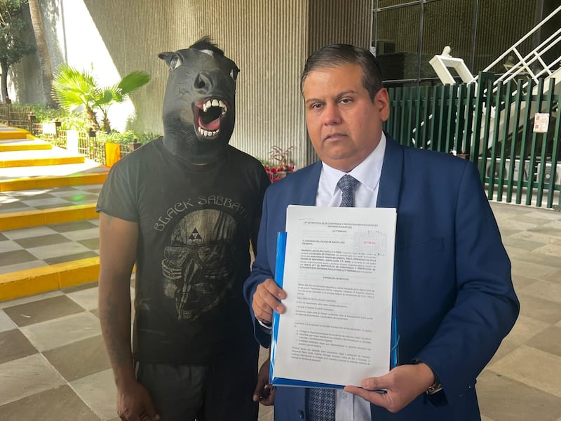 "Luis", el chico que se identifica como caballo y el abogado Mauricio Castillo Flores.