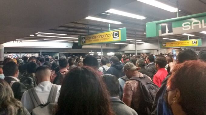 Caos en la L3 del Metro CDMX. Foto: @Perab10