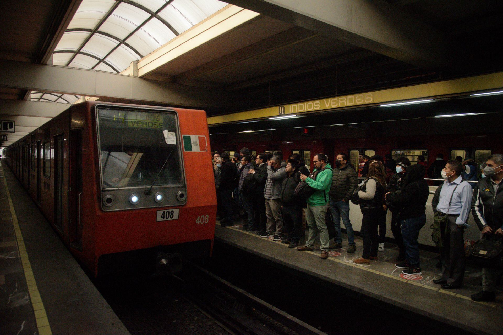 Caos en Línea 3 del Metro: desalojos y usuarios caminan en las vías, ¿qué estaciones cerraron?