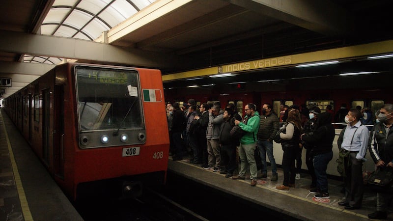 Caos en Línea 3 del Metro: desalojos y usuarios caminan en las vías, ¿qué estaciones cerraron?