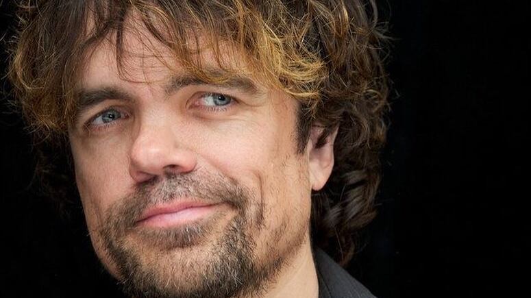 El ganador de cuatro premios Emmy Peter Dinklage manifestó que "hay mucha hipocresía" por parte de Disney al retomar la historia con actores reales.