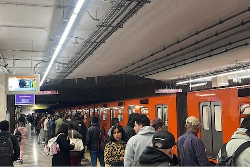 Afluencia alta paraliza Línea 3: andenes llenos y trenes detenidos rumbo a Universidad