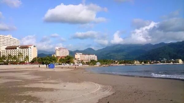 La Comisión Federal para la Protección contra Riesgos Sanitarios (COFEPRIS), en coordinación con las autoridades estatales de salud y la red nacional de laboratorios de salud pública, realizó la toma de muestras de agua de mar durante las semanas previas al periodo vacacional de invierno 2024, la Playa del Holy o Playa Oasis en Puerto Vallarta, Jalisco, fue una de las catalogadas como no aptas para el ingreso al agua, presentó una concentración de enterococos superior al límite permitido (228 NMP / 100ml).