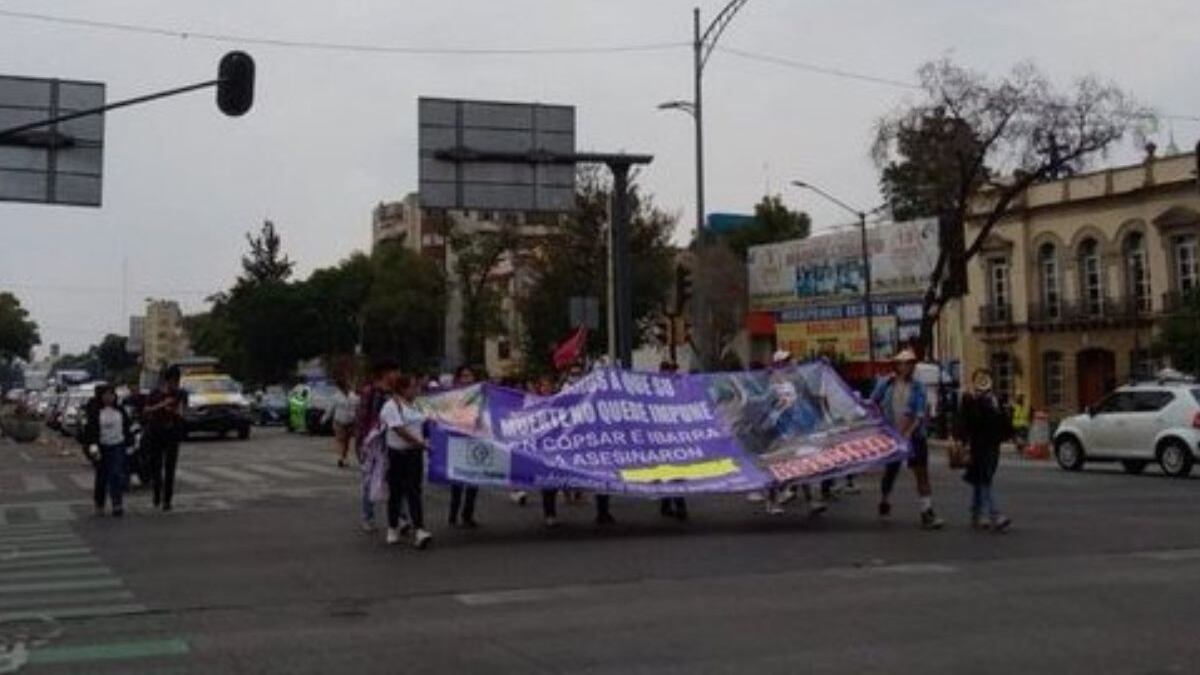 Marcha por feminicidio de Lucía; su cuerpo fue encontrado sin vida en un despacho jurídico.