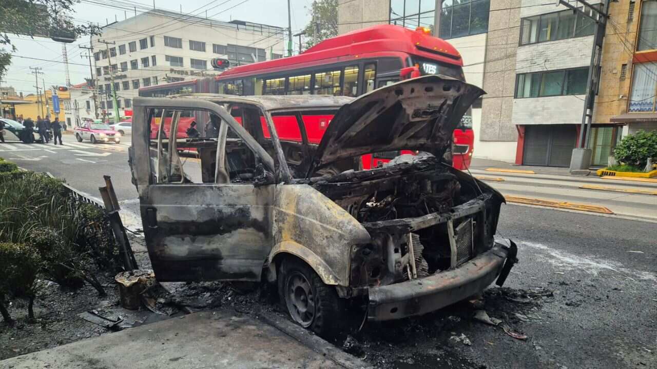 Incendio devora camioneta sobre avenida Xola en la alcladía Benito Juárez