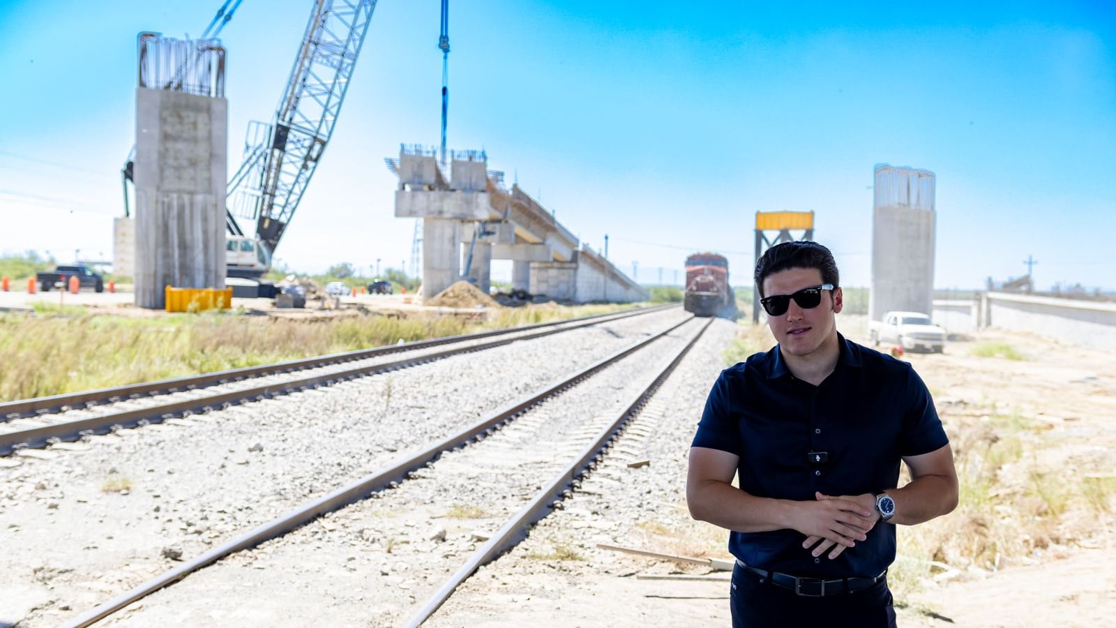 García supervisó los avances de la obra en el entronque de la autopista Laredo para concretar a La Gloria- Colombia.