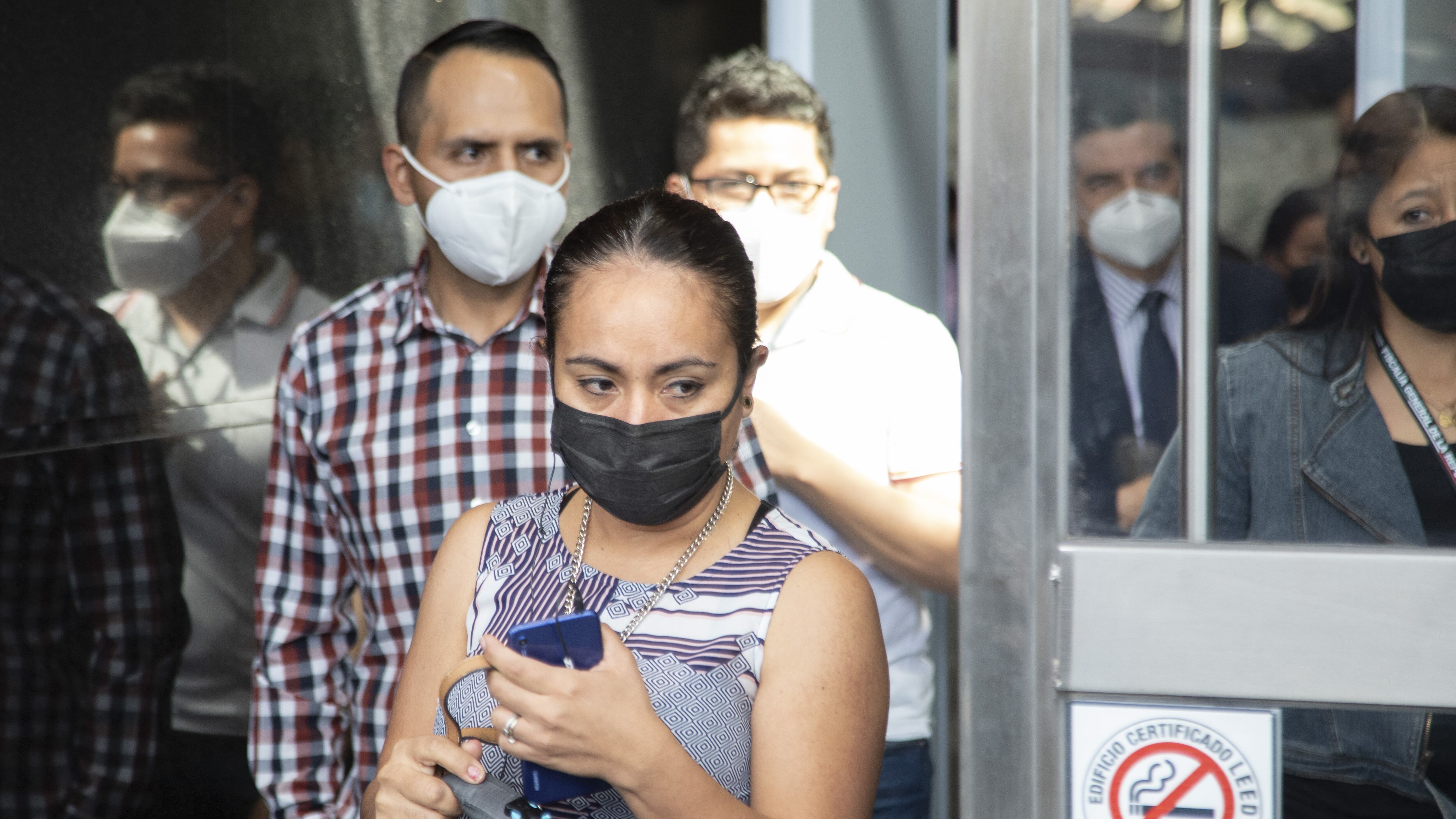 CIUDAD DE MÉXICO, 17JULIO2022.- La Ciudad de México es la entidad con mayores casos de contagios confirmados y la que concentra la mayor tasa de mortalidad por Coronavirus. La medidas sanitarias como el uso de cubrebocas aún continuan en la capital del país. FOTO: EDGAR NEGRETE/CUARTOSCURO.COM