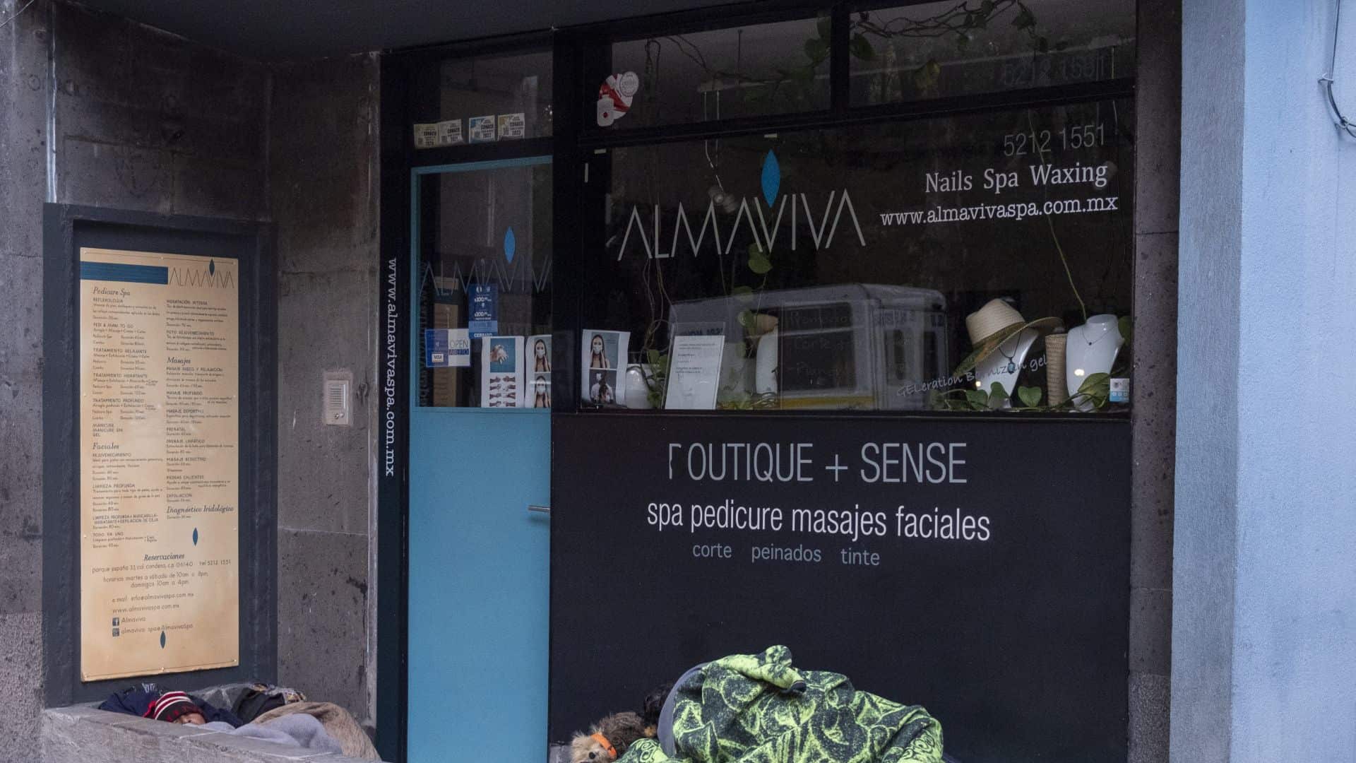 Personas en situación de calle durmiendo en las calles de la colonia Condesa, en la alcaldía Cuauhtémoc.