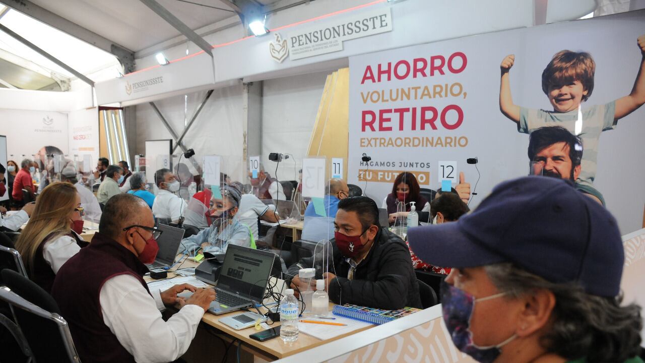 La reforma esconde intereses electorales y desesperación del gobierno para completar el gasto público alertaron especialistas consultados por Publimetro.