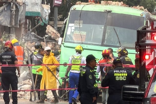 Colapsa barda sobre camión en el Centro por lluvias; reportan encharcamientos y caos vial