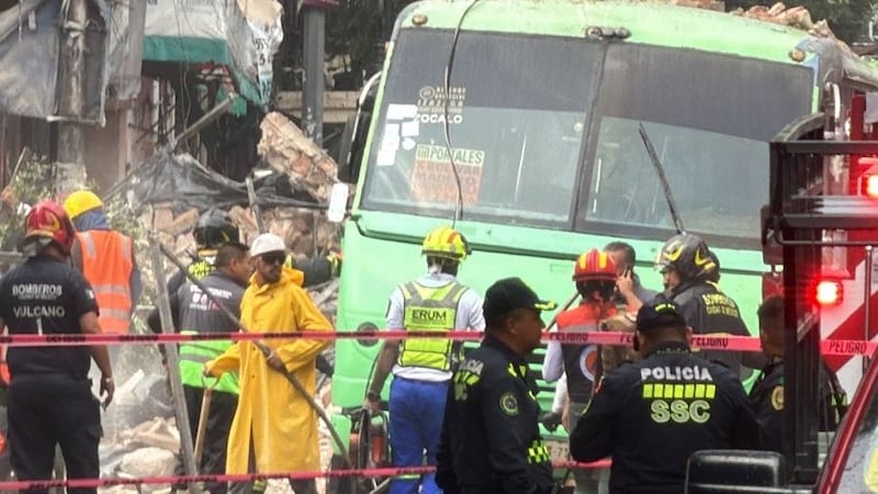 Colapsa barda sobre camión en el Centro por lluvias; reportan encharcamientos y caos vial