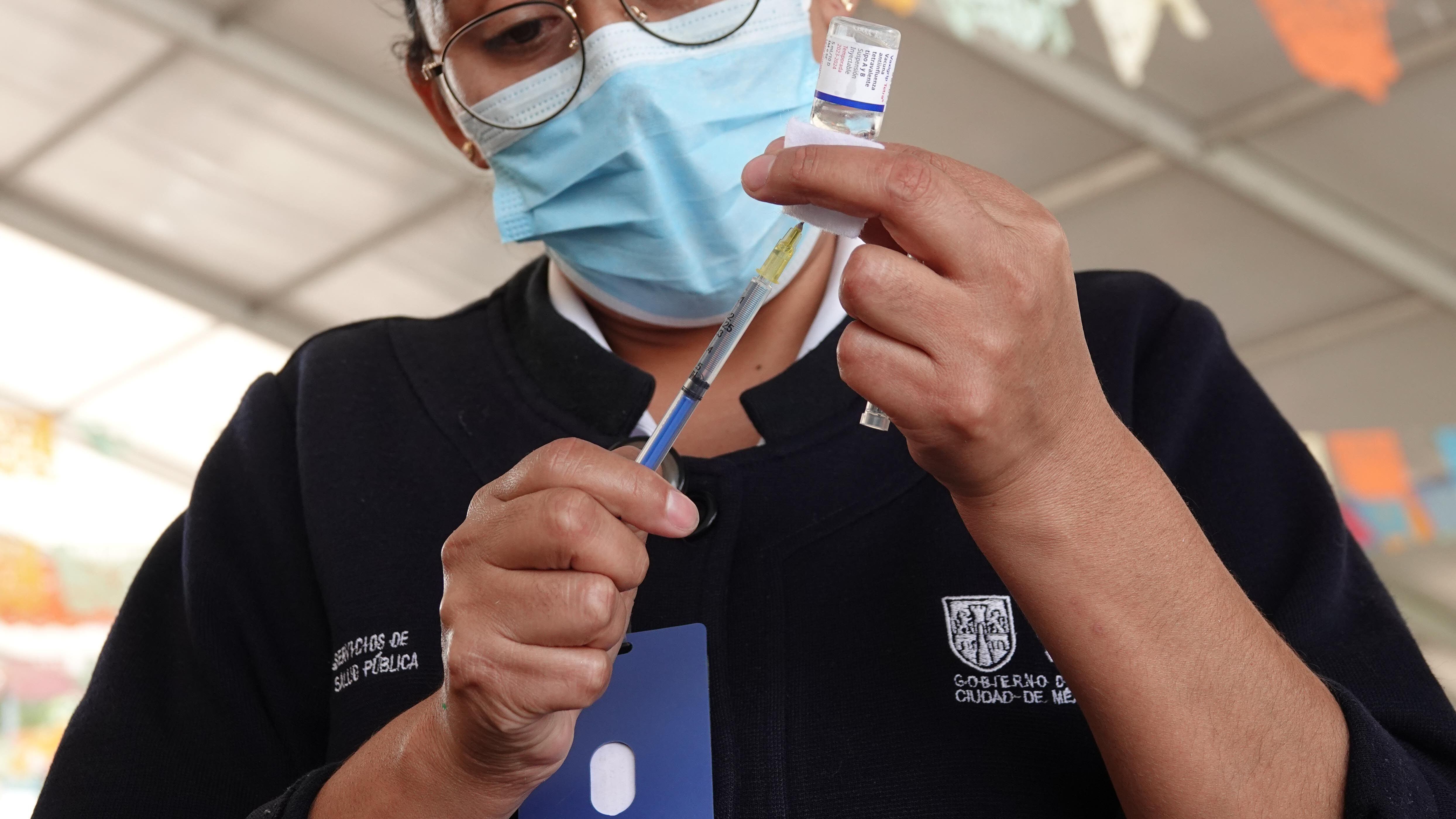 CIUDAD DE MÉXICO, 17OCTUBRE2023.- Personal médico preparó la vacuna de refuerzo contra la Influenza y Covid-19 para su aplicación durante la jornada de vacunación en la explanada de la alcaldía Iztapalapa.
FOTO: GRACIELA LÓPEZ /CUARTOSCURO.COM