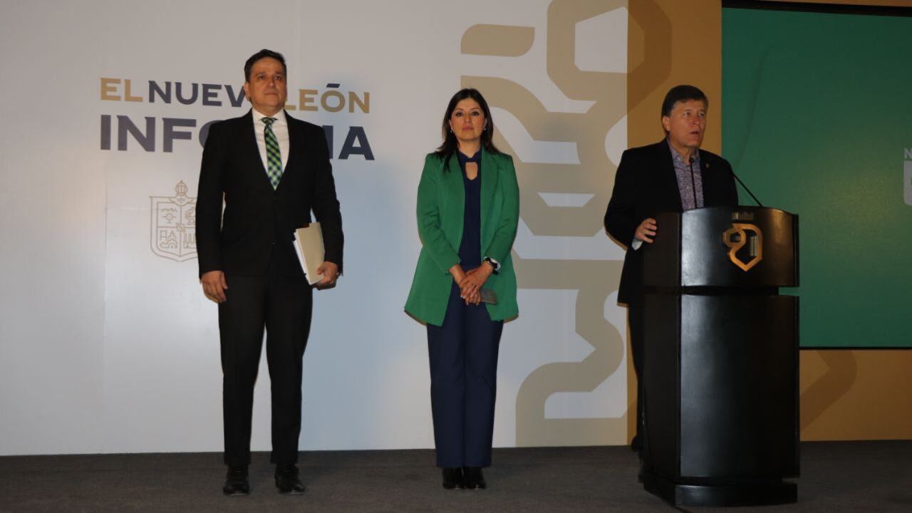 Ulises Carlín, consejero jurídico del Gobierno; Armandina Valdez, directora de la Agencia de la Calidad del Aire y Alfonso Martínez, secretario de Medio Ambiente.