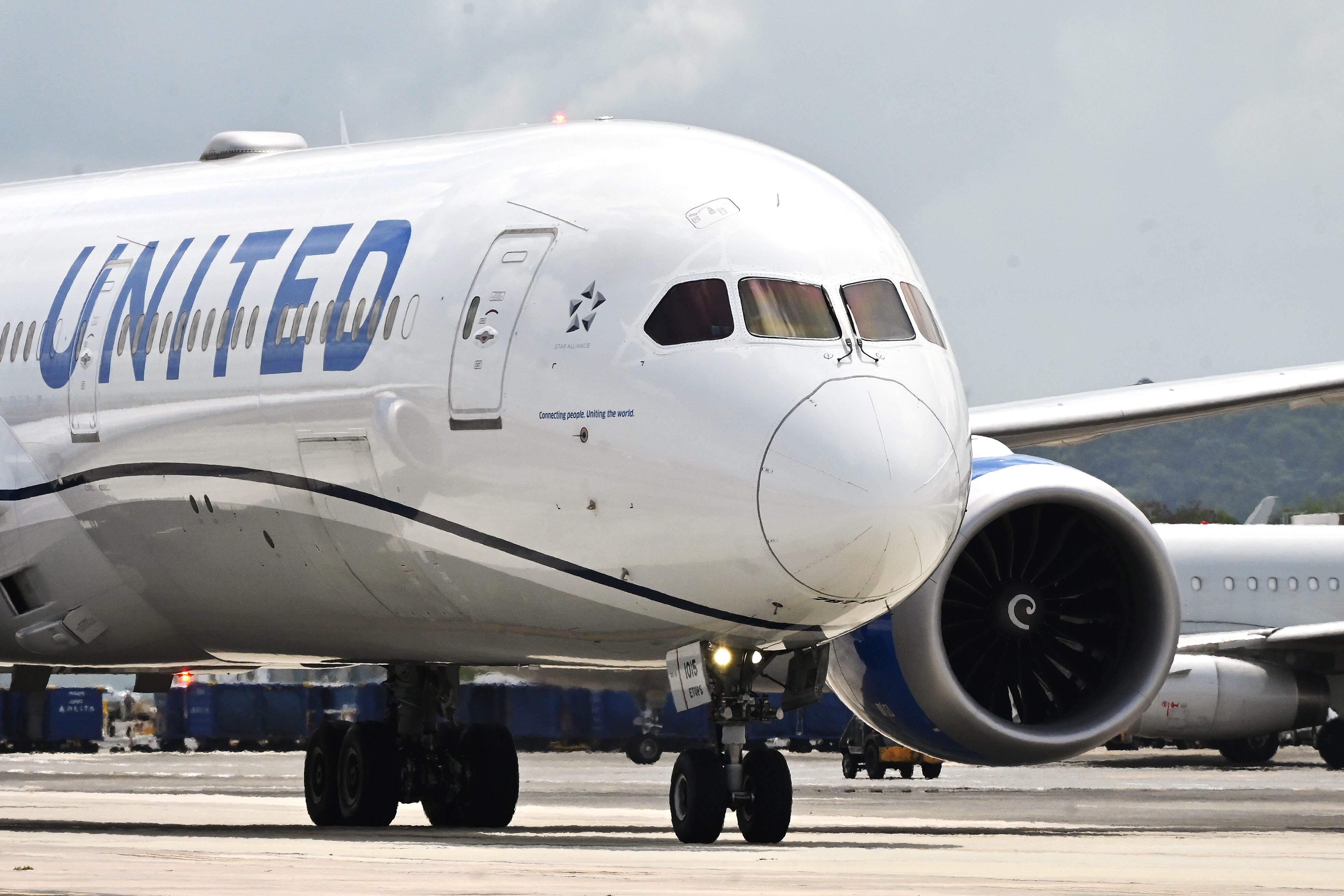 Avión aterriza de emergencia luego de que un pasajero intentara abrir una puerta durante el vuelo 