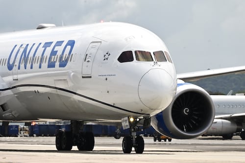 Avión aterriza de emergencia luego de que un pasajero intentara abrir una puerta durante el vuelo
