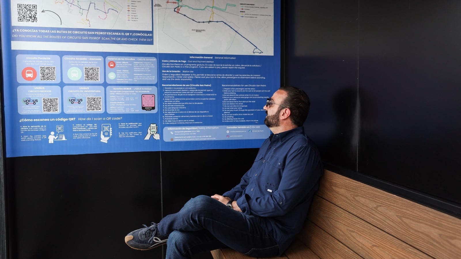 El alcalde de San Pedro fue el primero en vivir la experiencia de los nuevos parabuses.