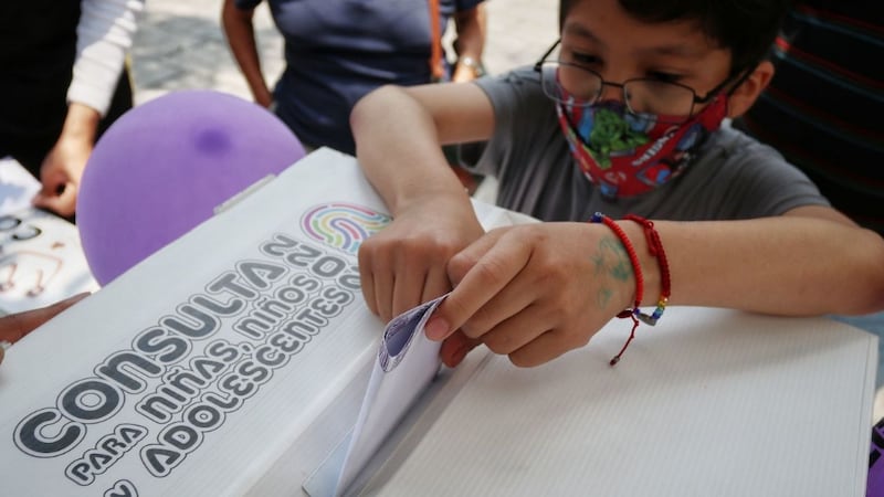 niño votando