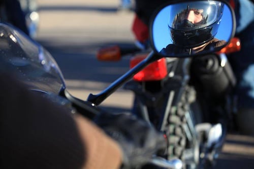 ¿Qué pasa si un motociclista no usa un casco certificado?