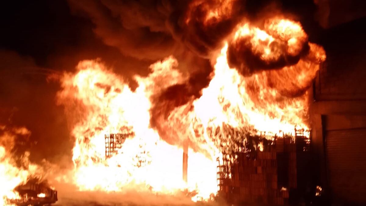 Comenzó en el área de almacenamiento de cajas de madera. (Especial)