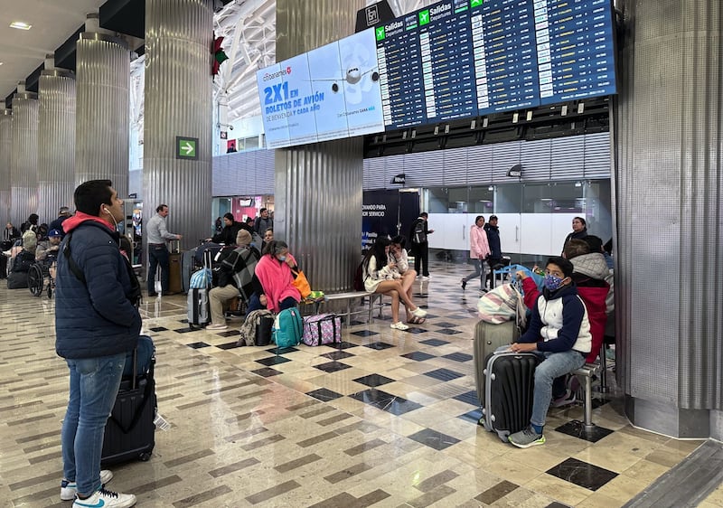 Para viajar necesitas una identificación oficial y el boleto de avión; no olvides tu pasaporte y visa, si es un vuelo internacional.