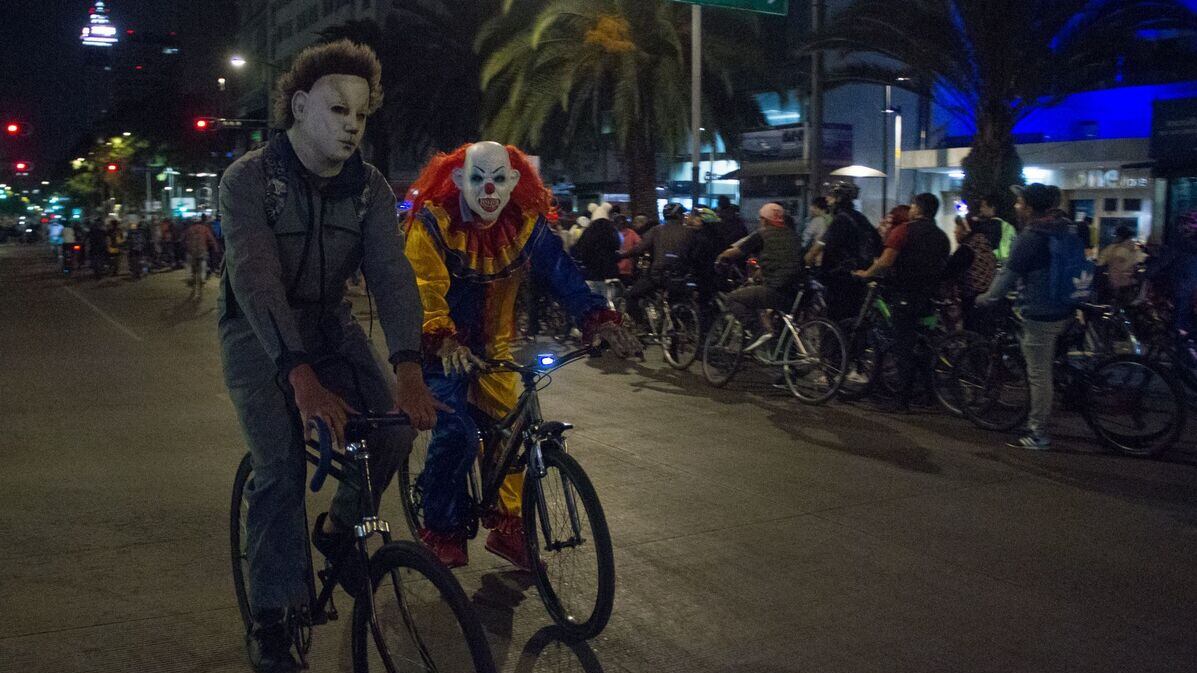 CIUDAD DE MÉXICO, 09NOVIEMBRE2019.- Como parte de las actividades por el Día de Muertos, se realizo el paseo nocturno por las principales Avenidas de la Ciudad, cientos de personas de todas edades se dieron cita para andar en bicicleta, patines, entro otros, disfrazados de catrinas, catrines, personajes de ciencia ficción, hasta de peliculas de terror o políticos.
FOTO: ANDREA MURCIA /CUARTOSCURO.COM