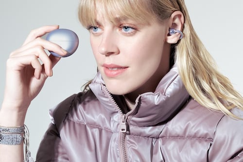 Descubre los sofisticados brazaletes inspirados en revolucionarios auriculares