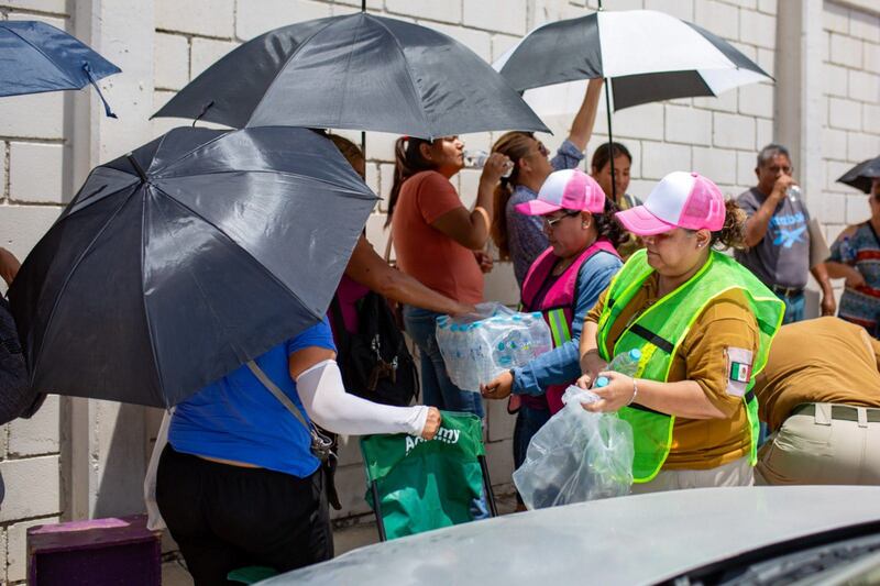 Varias brigadas obsequiaron agua a las personas que hacían fila para el canje.