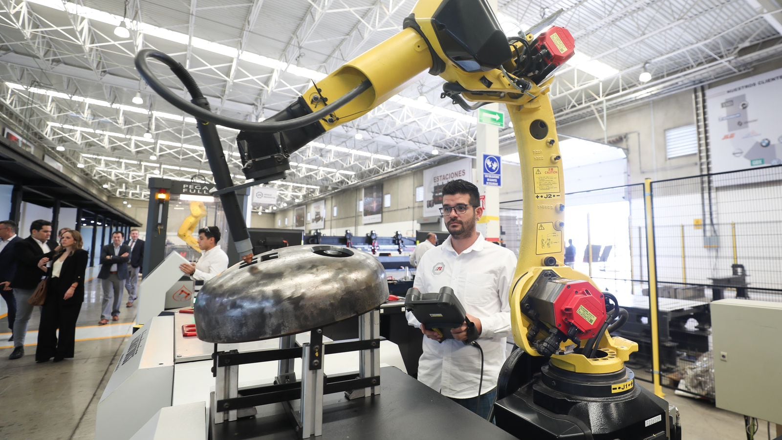 Fitch, fundada en 1914 en Estados Unidos, se ha consolidado como un actor clave en la evaluación de deuda pública y privada, con presencia en más de 30 países.