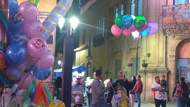 Vuelan por los aires los sueños de los niños de Guanajuato.
