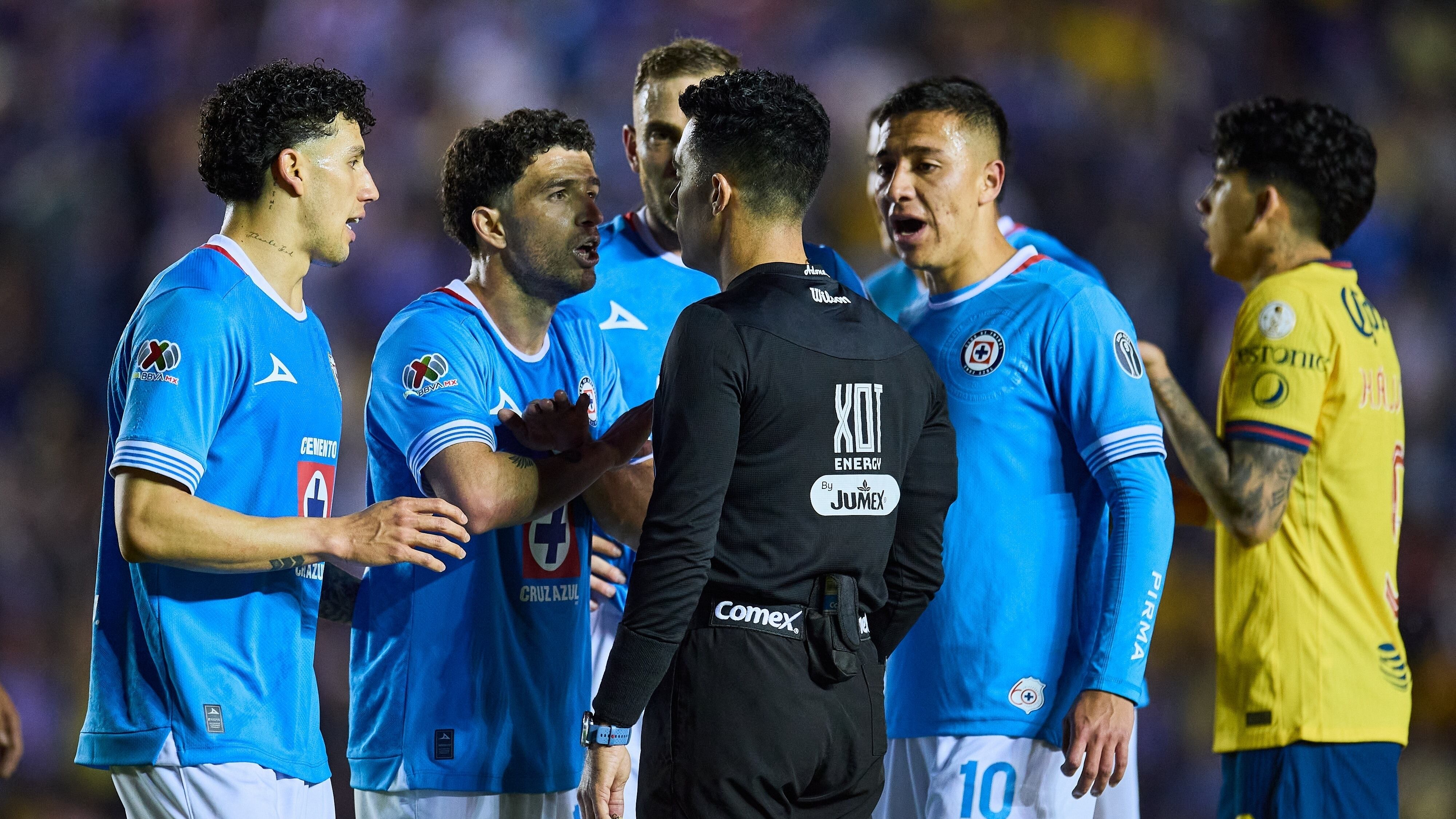 Jugadores de Cruz Azul insultaron a Adonai Escobedo al término del partido.