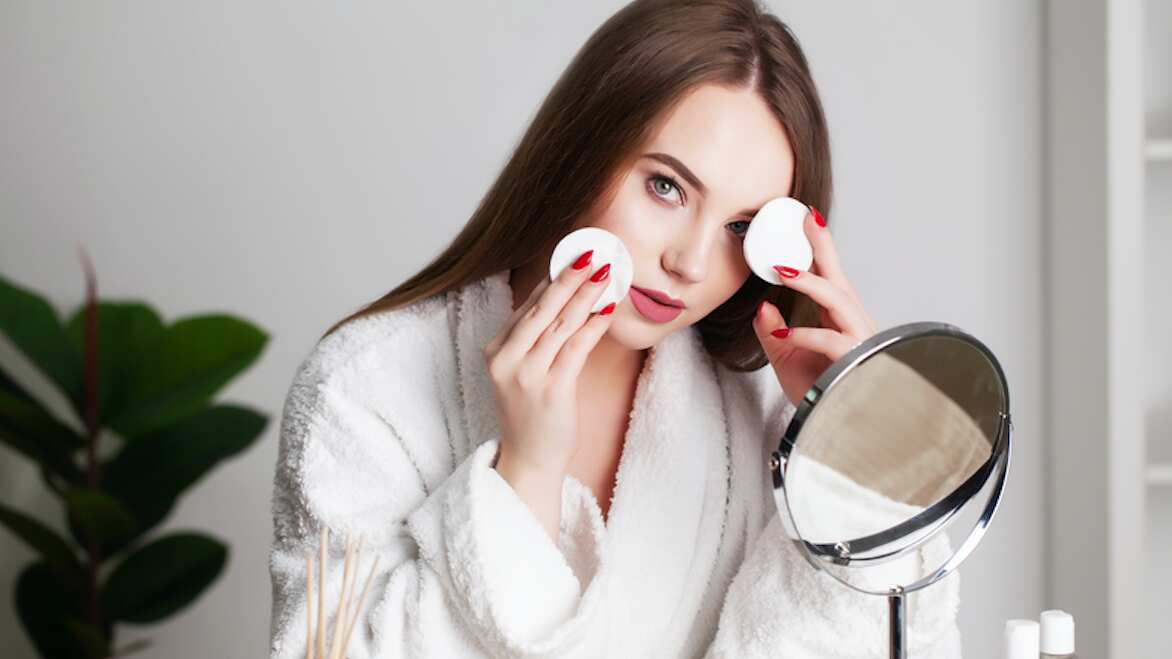 Cuatro consejos para desmaquillarte como una experta
