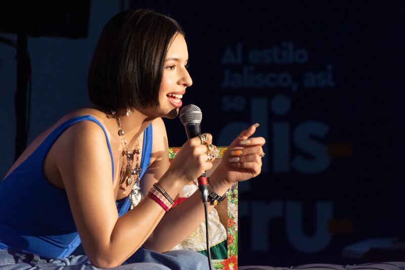 La cantante se encuentra en Guadalajara, donde presentó proyectos en solitario y un libro junto a su padre Pepe Aguilar y su hermano Leonardo.