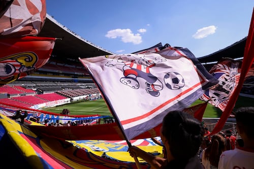 Chivas desata locura en entrenamiento: 7 mil fans invaden el Jalisco previo a las semis